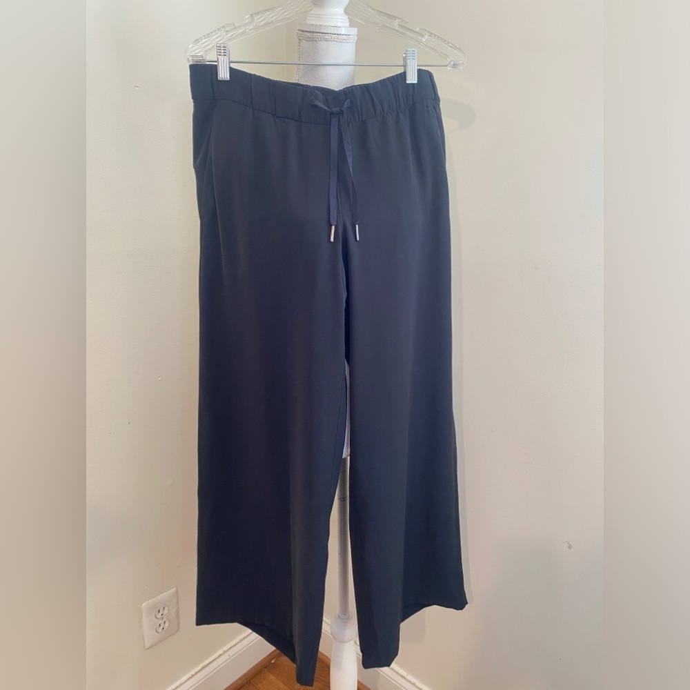Lululemon On The Fly Pant Wide Leg Woven in Black Size 8 
Inseam 31.5" - Picture 2 of 10